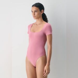 Aritzia Babaton Contour Manner Bodysuit
squareneck bodysuit thong-cut Size XS